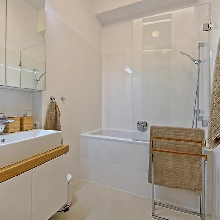 White Swan Apartment *